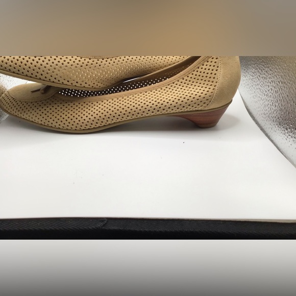 Stuart Weitzman Light Tan Shoe with small wood heel-in size 9 - Picture 5 of 5